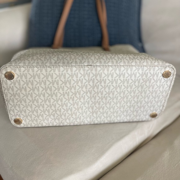 Michael Kors Original Vanilla Tote - Picture 7 of 12
